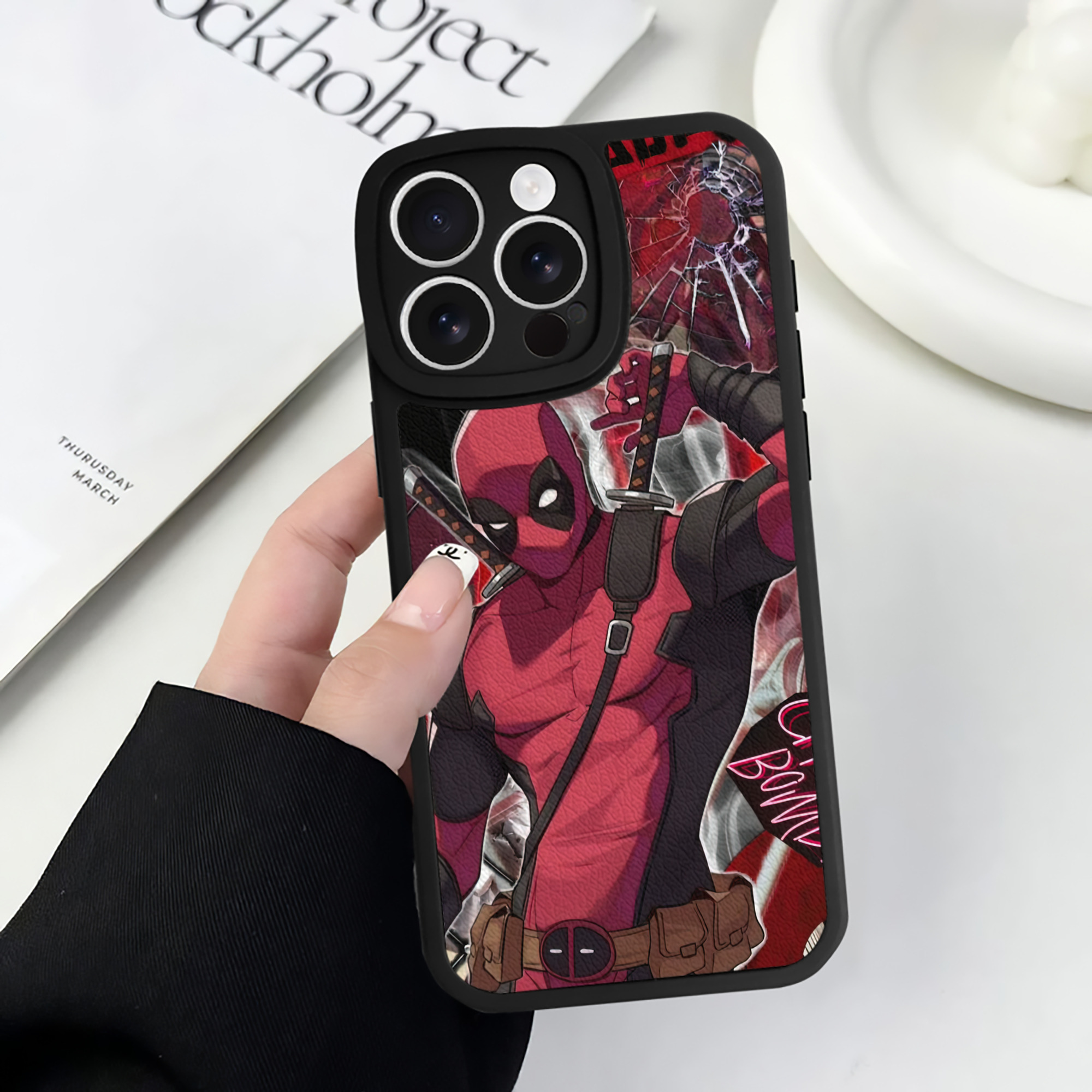 （画像用） Deadpool デッドプール 【iPhone 16シリーズ対応】シリコンスマホケース（レザー調） 材質：シリコン